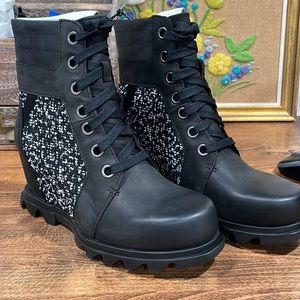 Sorel Joan of Arctic Wedge III Lexie. NWT and original box/packaging. Women’s 8.